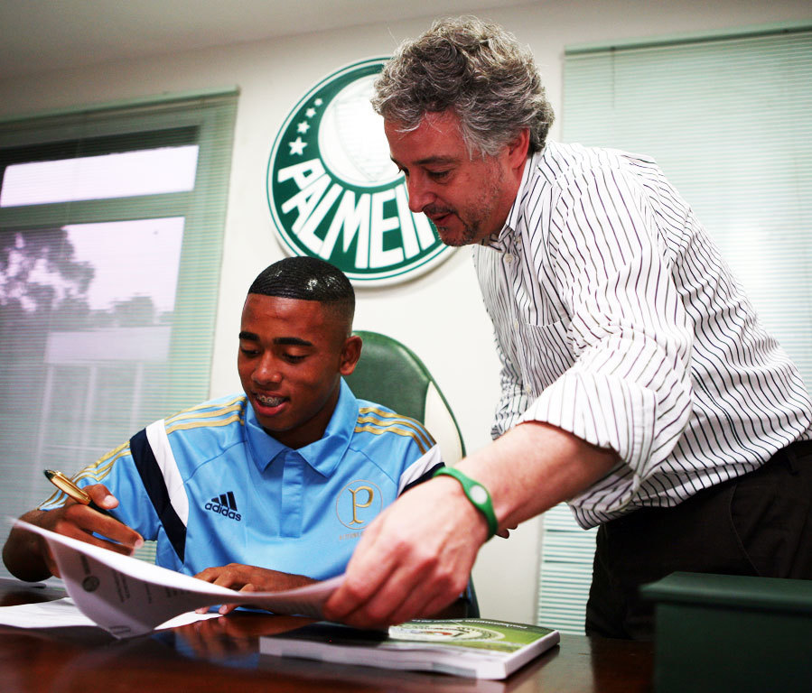 Gabriel Jesus na assinatura de sua renovação com o Palmeiras, em 2014 Gabriel Jesus na assinatura de sua renovação com o Palmeiras, em 2014