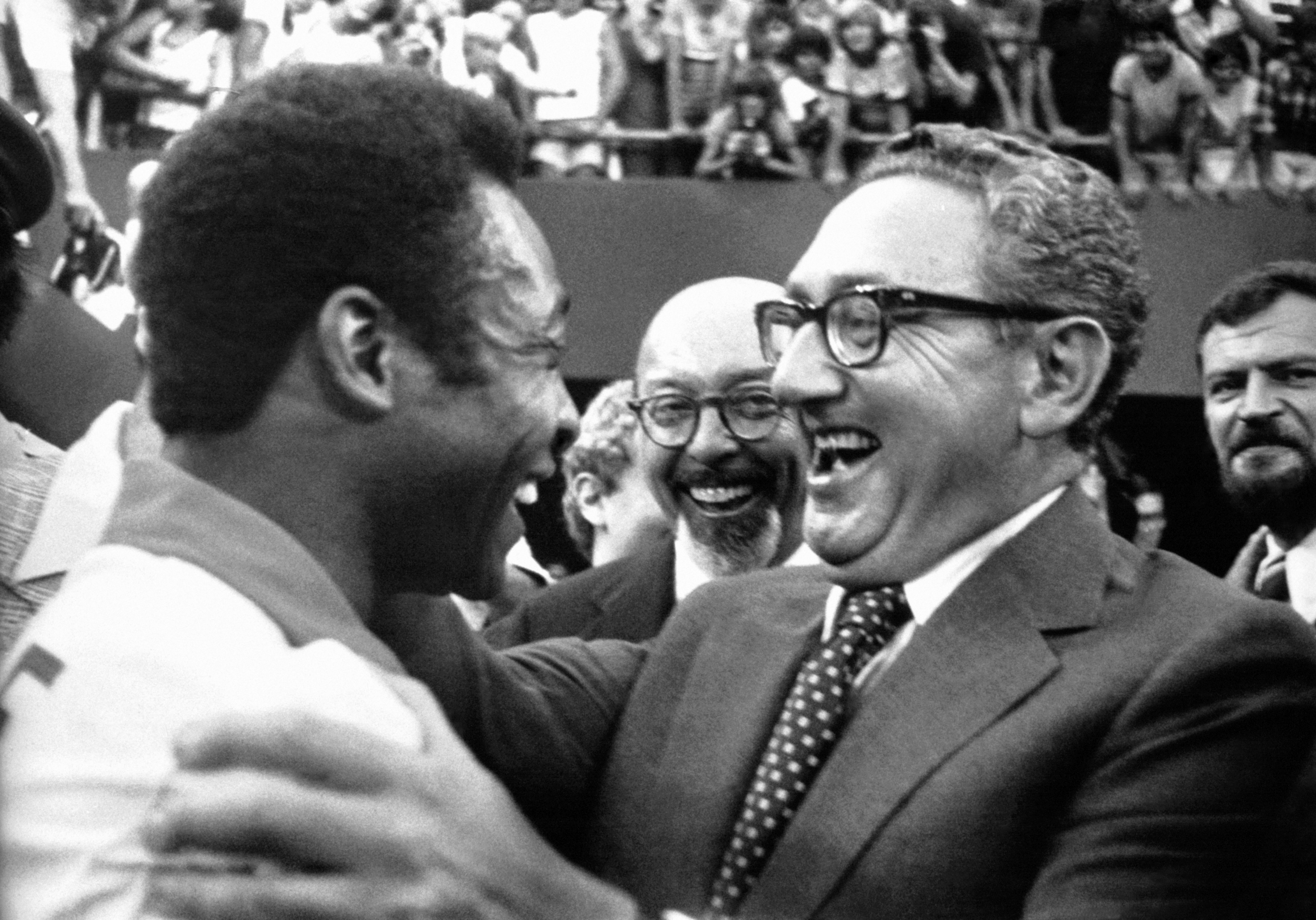 Pelé abraça Henry Kissinger, ex-secretário de Estado dos EUA, em 1977 Pelé abraça Henry Kissinger, ex-secretário de Estado dos EUA, em 1977