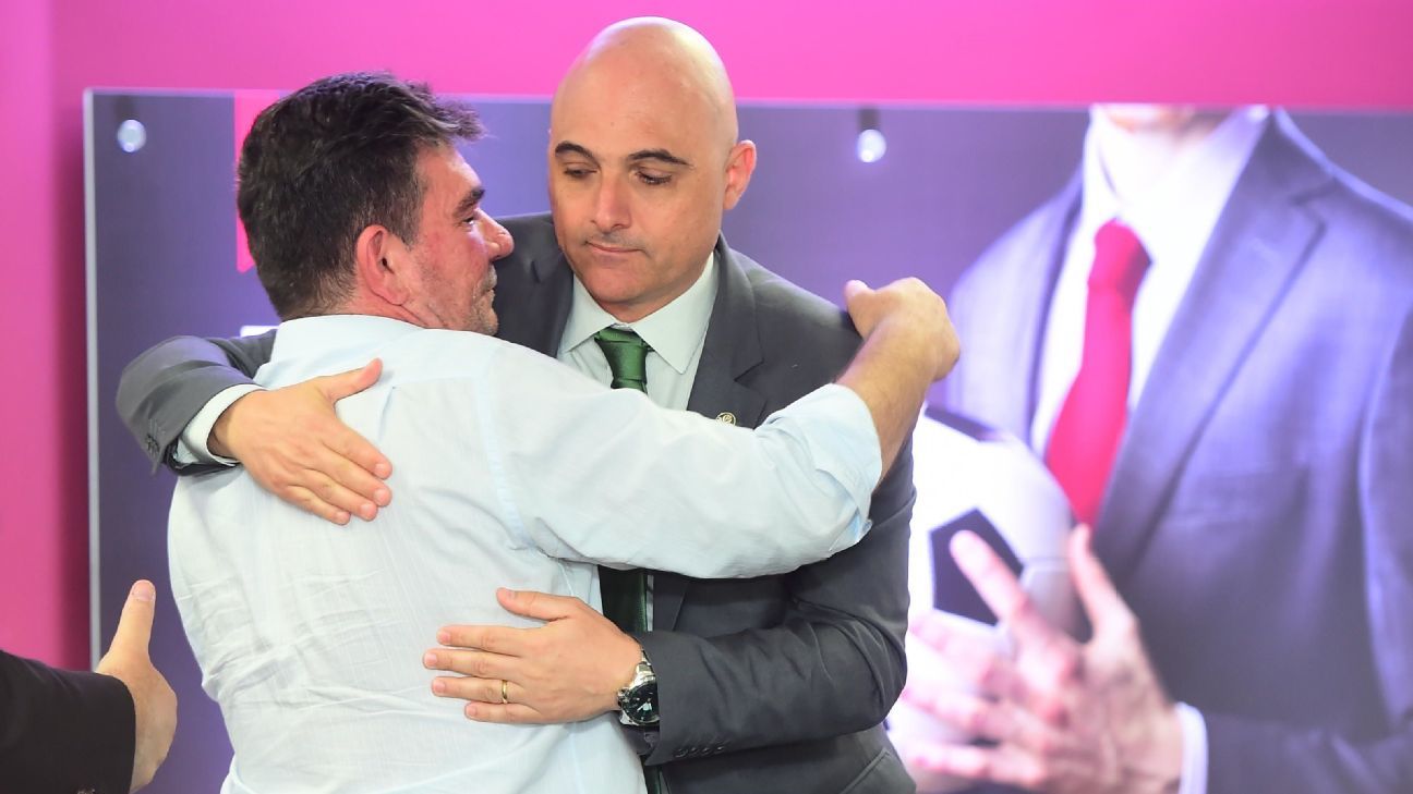 Presidentes Andrés Sanchez, do Corinthians, e Maurício Galiotte, do Palmeiras, se abraçam Presidentes Andrés Sanchez, do Corinthians, e Maurício Galiotte, do Palmeiras, se abraçam
