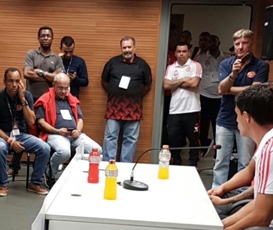 Barbieri dá entrevista após o 1 a 1 com o Santa Fé, enquanto o presidente (casaco vermelho) olha o celular. Ao fundo, o CEO Barbieri dá entrevista após o 1 a 1 com o Santa Fé, enquanto o presidente (casaco vermelho) olha o celular. Ao fundo, o CEO