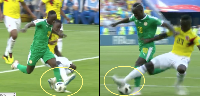O toque de Sánchez, primeiro na bola, é perceptível, algo que a imagem captada pelo lado contrário não mostra O toque de Sánchez, primeiro na bola, é perceptível, algo que a imagem captada pelo lado contrário não mostra