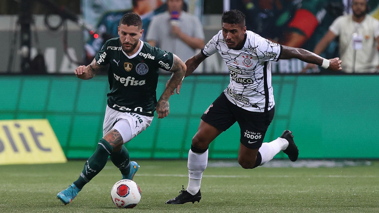Zé Rafael (esq), do Palmeiras, e Paulinho, do Corinthians, disputam jogada Zé Rafael (esq), do Palmeiras, e Paulinho, do Corinthians, disputam jogada