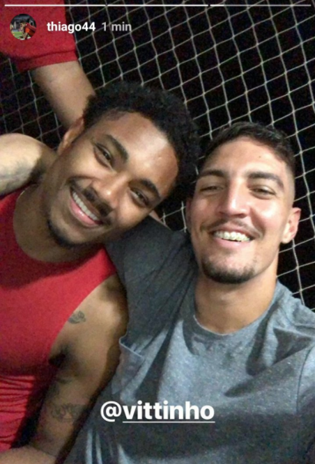 Vitinho com Thiago, goleiro reserva do Flamengo. Atacante esteve no Maracanã Vitinho com Thiago, goleiro reserva do Flamengo. Atacante esteve no Maracanã