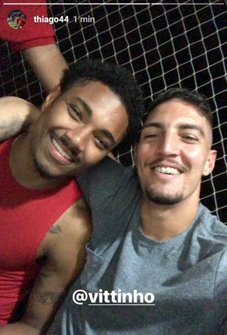 Vitinho com Thiago, goleiro reserva do Flamengo. Atacante esteve no Maracanã