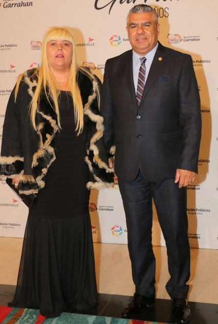 Claudio “Chiqui” Tapia, presidente da Asociación del Fútbol Argentino (AFA) e sua mulher Paola Moyano Claudio “Chiqui” Tapia, presidente da Asociación del Fútbol Argentino (AFA) e sua mulher Paola Moyano