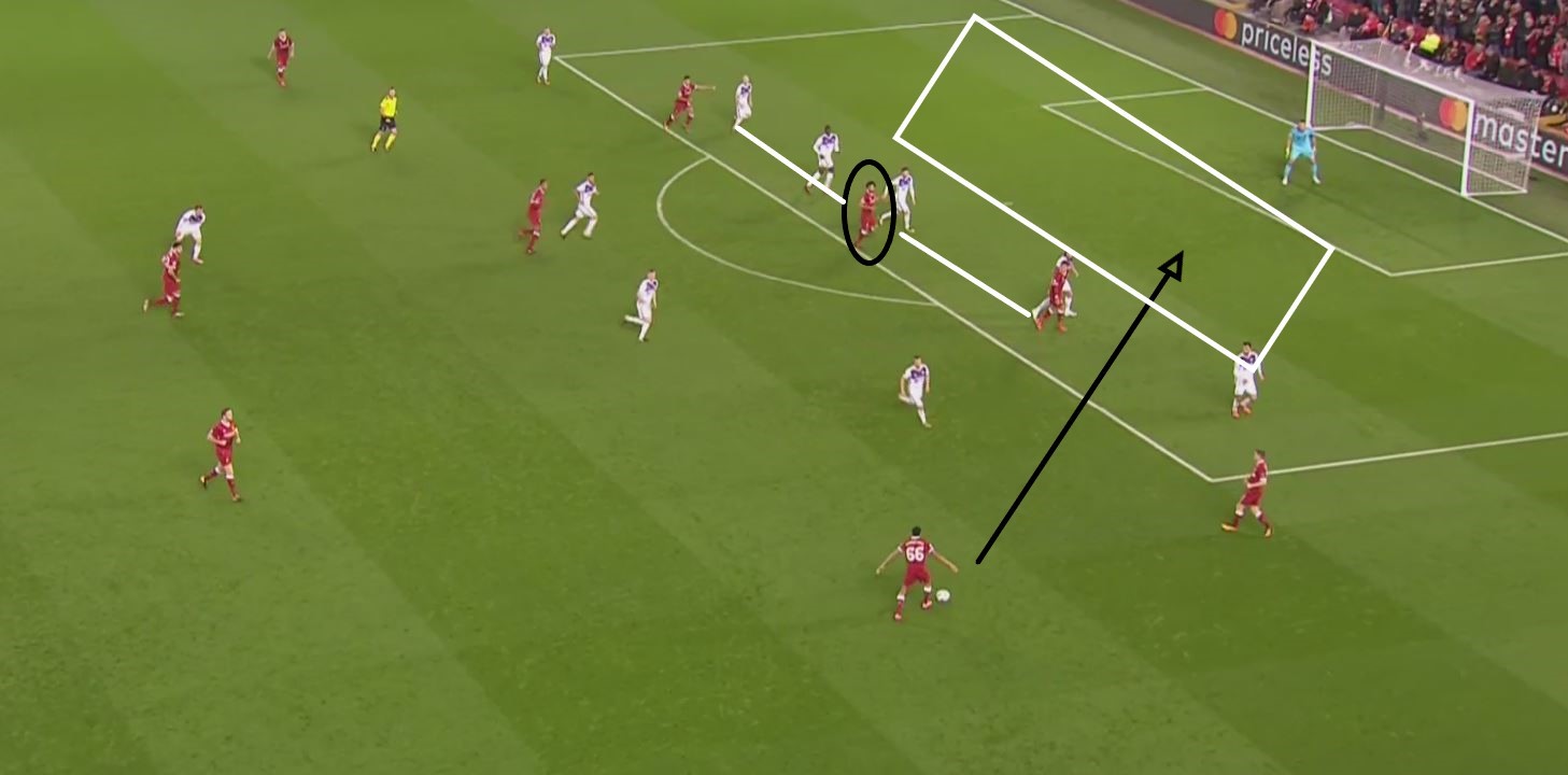Na imagem, Arnold acha Salah em cruzamento rápido e rasante Na imagem, Arnold acha Salah em cruzamento rápido e rasante