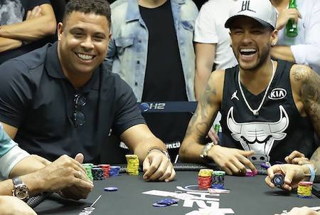 Ronaldo e Neymar durante torneio de poker em São Paulo