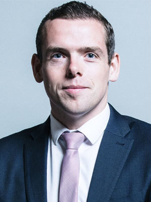 Douglas Ross é bandeirinha e deputado Douglas Ross é bandeirinha e deputado