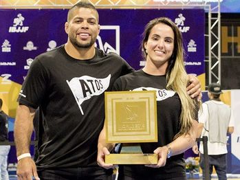 André e Angélica Galvão com o troféu de campeão