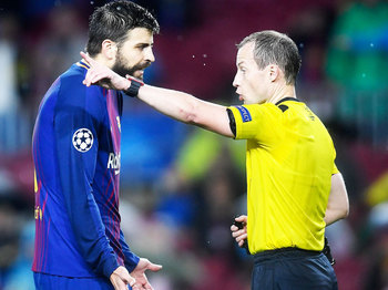 Piqué foi expulso por 'mano de Diós' Piqué foi expulso por 'mano de Diós'