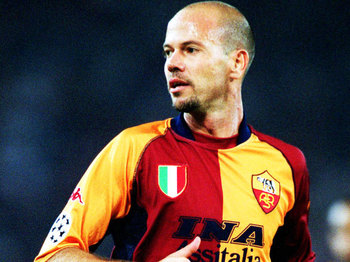 Zago em ação pela Roma, time do qual é ídolo Zago em ação pela Roma, time do qual é ídolo