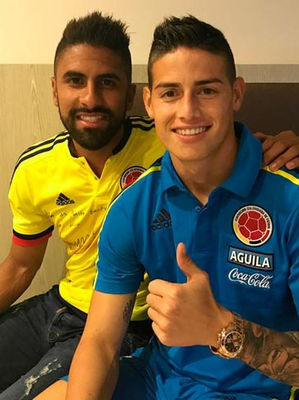 James ao lado de Tréllez James ao lado de Tréllez