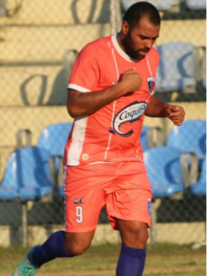 Márcio tem 34 anos Márcio tem 34 anos