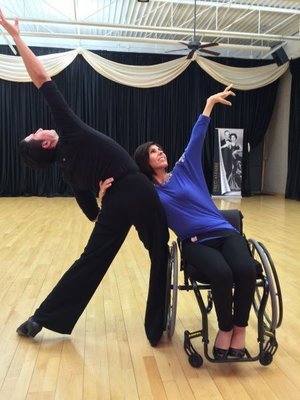 Cheryl agora pratica Para Dance. Cheryl agora pratica Para Dance.