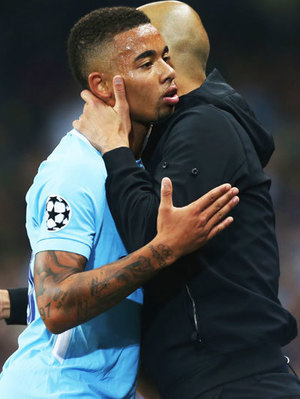 Jesus e Guardiola após a substituição Jesus e Guardiola após a substituição