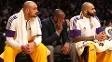 Kobe Bryant, entre Robert Sacre e Carlos Boozer, no banco do Los Angeles Lakers