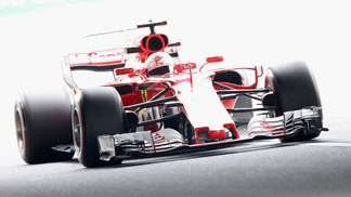 Vettel troca pneus e bate Hamilton no primeiro treino livre no Japão Vettel liderou o primeiro treino