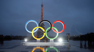 Paris 2024 terá mesmo programa do Rio 2016; levantamento de peso será vigiado Monumento que leva os cinco anéis olímpicos foi inaugurado em Paris na tarde desta quarta-feira