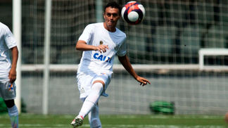 Ele desistiu do futebol e virou estoquista de sapato, mas voltou, parou cidade e hoje tem nova chance no Santos Diego Pituca chegou ao Santos B neste ano depois de se destacar no Botafogo-SP