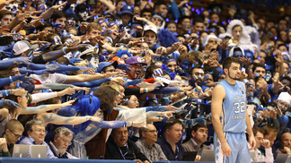 Mesmas vitórias e mesmos pontos em 40 anos: a rivalidade explosiva e histórica do basquete universitário vai ser desempatada hoje Tradição da torcida de Duke nas laterais dos adversários