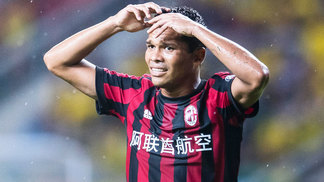 Emprestado para time espanhol, ex-Milan 'comemora' demissão de Montella: 'Deus tarda, mas não se esquece' Bacca Lamenta Milan Borussia Dortmund Amistoso 18/07/2017
