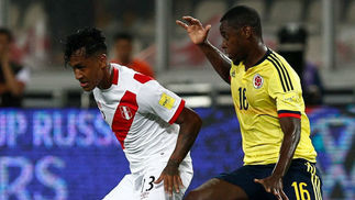'Falcao me disse que os dois já estávamos dentro', revela volante peruano Renato Tapia (à esquerda) no jogo entre Peru e Colômbia