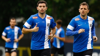 Com show de Robben e Van Persie, Holanda atropela Letônia e salva emprego de técnico O chileno Mena e o argentino Montillo no treino do Santos nesta terça-feira