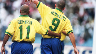 Campeão por 4 gigantes e pela seleção, ele decreta: Romário foi melhor que Ronaldo 'Fenômeno' Romario Ronaldo Fenomeno Comemoram Gol Brasil Republica Tcheca Copa das Confederações 19/12/1997