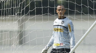 Sem espaço no Botafogo, goleiro renasceu na Série B e hoje joga em time multicampeão no leste europeu Recuperado de dores no ombro direito, goleiro Renan treinou normalmente entre os reservas do Botafogo