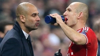 Luta contra a degola tem rodada de fogo no Carioca Josep Guardiola conversa com Arjen Robben durante jogo do Bayern de Munique