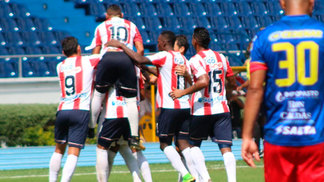 Na Colômbia, rival do Fla vence jogo marcado por agressão a rivais, adiamento, recusa e pressão da Liga Jogadores do Junior Barranquilla comemoram o gol da vitória sobre o Deportivo Pasto