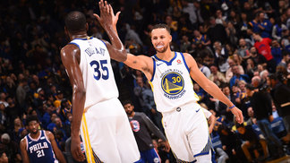 Durant volta e comanda novo massacre dos Warriors; Lonzo Ball supera recorde de LeBron em derrota dos Lakers Kevin Durant e Stephen Curry se cumprimentam durante vitória dos Warriors sobre os 76ers