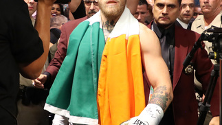 Por vários ângulos: fotógrafo mostra e conta como foram seus 10 melhores cliques na luta do ano Conor McGregor caminha para o ringue antes de luta contra Floyd Mayweather Jr. em 26 de agosto de 2017 no T-Mobile Arena em Las Vegas, Nevada