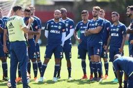 A posse pela posse e o aspecto psicológico no círculo vicioso vivido pelo Flamengo Barbieri conversa com jogadores durante treino do Flamengo