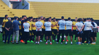 Em busca de reação na Série B, Criciúma e Goiás se enfrentam Jogadores do Criciúma reunidos após treino