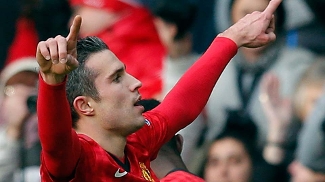United vence clássico contra o Liverpool e segue líder com folga da Premier League Van Persie anotou seu 17º gol no Campeonato Inglês