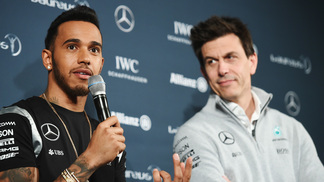 Chefe da Mercedes descarta rumor de Hamilton na Ferrari Toto Wolff descarta que Hamilton irá defender a escuderia italiana