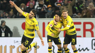 Na estreia de técnico, Dortmund volta a vencer após 2 meses e meio na Bundesliga Sokratis (à esq.) comemora o seu gol diante do Mainz 05