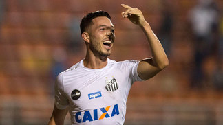 Mesmo com Fenerbahçe de olho, Santos quer manter meia em 2018 Jean Mota fez o primeiro gol do Santos e depois defendeu Lucas Lima