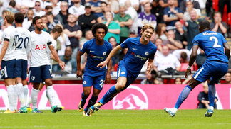 Com lateral inspirado, Chelsea frustra estreia de Tottenham em ‘nova casa’ e vence a 1ª no Inglês Marcos Alonso comemora após abrir o placar contra o Chelsea