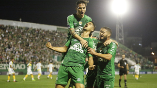 Chapecoense acerta amistoso com Lyon para dia seguinte a jogo com o Barcelona Chapecoense comemora gol nesta terça, na Arena Condá