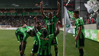 América-MG bate Juventude e fica a uma vitória do título da Série B Jogadores do América-MG comemoram gol marcado contra o Juventude