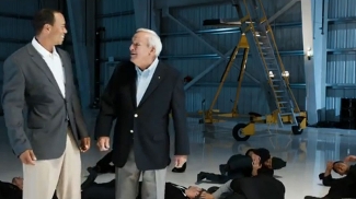 Para promover game, Tiger Woods sai na porrada ao lado de lenda do golfe de 83 anos Tiger Woods e Arnold Palmer na pancadaria em comercial