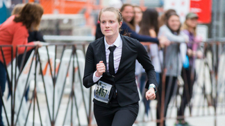 Norueguesa bate recorde mundial da meia-maratona usando terno recorde de terno
