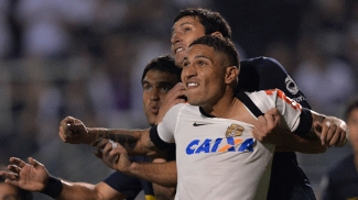 Conheça o Roda Livre! | Bike é Legal Guerrero tem a camisa puxada pela marcação durante Corinthians e Boca Juniors