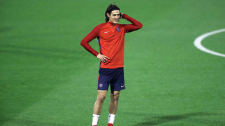 Cavani reclama de especulações e boatos sobre relação com Neymar no PSG Cavani durante treino do PSG