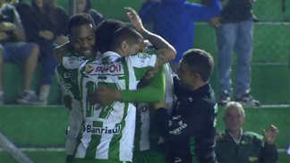 Juventude vence Vila Nova e encosta no G4 da Série B Jogadores do Juventude comemoram gol contra o Vila Nova