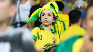 E você, voltou a gostar de Seleção Brasileira? Criança durante o jogo entre Brasil e Chile