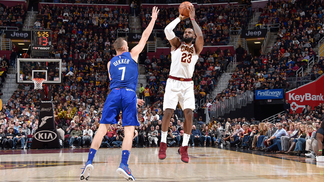 Lance livre, cestas de dois e principalmente de três pontos: nunca LeBron chutou tão bem como agora LeBron James arremessa sobre a marcação de Sam Dekker
