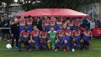 Como um time de várzea inglês ganhou R$ 321 mil vendendo 2,5 mil camisas para a... Espanha! Jogadores do Clapton FC com a camisa especial